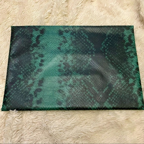 Envelope Snakeskin Clutch Green BCBGMAXAZRIA - Picture 3 of 7